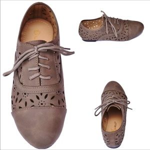 Taupe flat floral lace oxford shoes